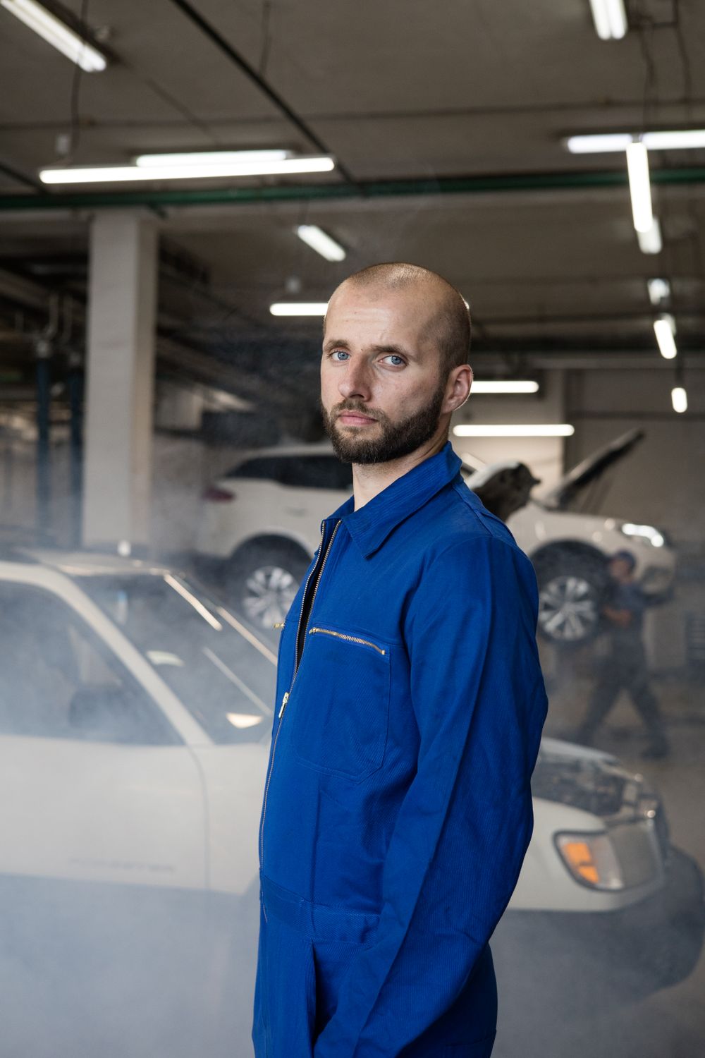 WRDA-Mechaniker im Arbeitsgewand in der Werkstatt