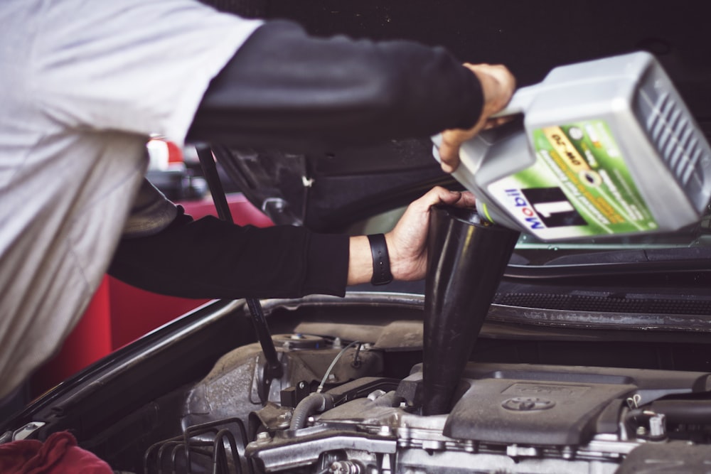 Techniker arbeitet in der Meisterwerkstatt am Fahrzeug